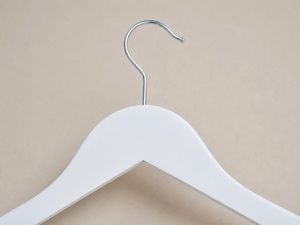 Ganchos de Madera Blancos Resistentes al Por Mayor con Muescas Precisas en los Hombros para Tiendas de Ropa y Boutiques de Moda - Product Image 2