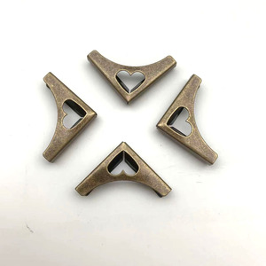 Accessoires de meubles en bronze pour coins, 30,5 mm x 22 mm x 12 mm, découpe en forme de cœur, pour décorations de portes d'armoires et de placards - Product Image 3