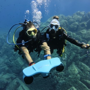 Nuevo Scooter Submarino Portátil a la Moda, Flotante e Impermeable, con Doble Velocidad, Propulsor Subacuático con Motor de 131.04W para Natación y Buceo - Product Image 1