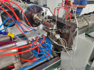 PC PMMA <span class=keywords><strong>LED</strong></span> 가벼운 관 단면도/1or2 색깔을 가진 기계/생산 라인/압출기를 만드는 램프 그늘 - Product Image 3