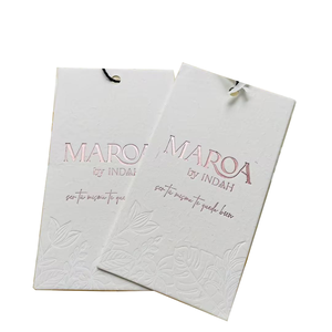 Étiquette de vêtement en papier avec logo personnalisé, estampage or rose et impression en relief, pour vêtements - Product Image 3