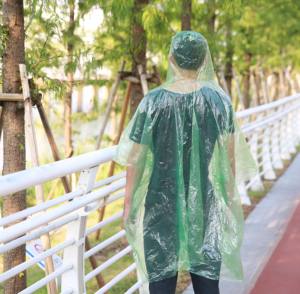 Bolsa <span class=keywords><strong>de</strong></span> PVC <span class=keywords><strong>de</strong></span> 100% impermeable y transpirable PE Material <span class=keywords><strong>Poncho</strong></span> <span class=keywords><strong>tipo</strong></span> desechable <span class=keywords><strong>lluvia</strong></span> impermeables - Product Image 3