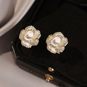 Nouvelles boucles d'oreilles clous géométriques roses luxueuses pour femmes, zircon haut de gamme, argent S925, tendance, polyvalentes, boucles d'oreilles à la mode, niche - Product Image 4