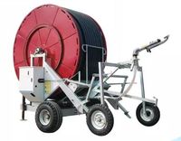 Machine d'irrigation à flèche articulée avec enrouleur de tuyau, système de pulvérisation latérale multi-buses à large couverture pour la distribution d'eau dans les cultures maraîchères