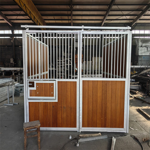 Establo Portátil de Alta Calidad para Caballos, Apto para Granjas e Industrias, con Comedero y Valla para Heno - Product Image 3