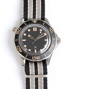 James Bond <span class=keywords><strong>007</strong></span> NO <span class=keywords><strong>TIME</strong></span> <span class=keywords><strong>to</strong></span> <span class=keywords><strong>DIE</strong></span> Master 210.90.42.20.01.001 Correa plateada Caja de titanio Esfera negra Reloj mecánico automático - Product Image 1