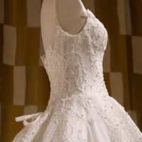 Robe de mariée avec encolure festonnée, corsage en dentelle transparente, fente avant, boutons perlés, traîne cathédrale, vente en gros, sur mesure