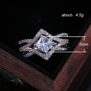 Anello a Croce Scintillante con Zirconi a Quattro Punte per Donne, Gioiello da Dito Bicolore Creativo e alla Moda - Product Image 5