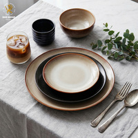 Assiettes de restaurant rustiques marron à glaçure réactive bleu foncé et bordure marron, assiettes à steak en céramique pour la vaisselle d'hôtel