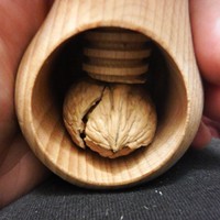 Pince à noix robuste avec manche en bois massif naturel en forme de champignon pour les noix