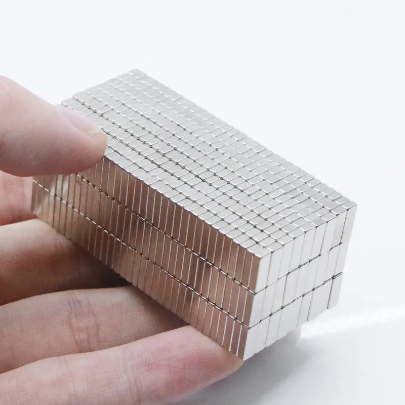 Potente magnete quadrato con magneti al neodimio a blocchi piccoli