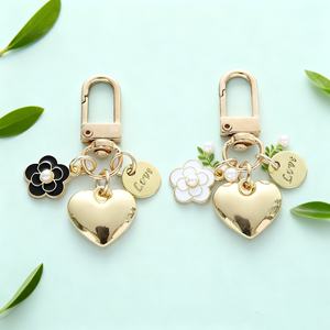 Porte-clés rond personnalisé en métal de luxe, motif cœur camélia, pour femmes et filles, accessoires de sac - Product Image 1