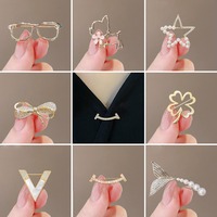 Broche trèfle à quatre feuilles en cristal vert rétro avec coeur émeraude et détail de perles bijoux de mariage unisexe épinglette