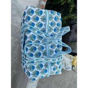 Couverture légère en coton Kantha, conçue avec des éléments imprimés culturels et des surpiqûres subtiles pour un superposition facile. - Product Image 1