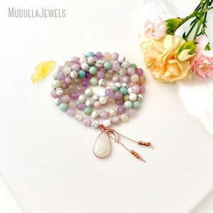 MN43551 สร้อยประคำหินธรรมชาติใหม่ สำหรับโยคะจิตวิญญาณ ประดับด้วยหินคุนไซต์ พลังจักระ  108 เม็ด  แบบผูกปม  สำหรับเป็นของขวัญเพื่อการฝึกสมาธิ - Product Image 1