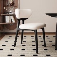 Chaise de salle à manger scandinave haut de gamme, revêtement en similicuir, structure en bois massif, design durable et écologique, mobilier de maison, atelier