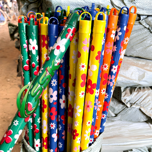 Escoba italiana con mango de madera con borde envuelto en hilo, superficie lisa con revestimiento de PVC, diseño floral, madera asiática FM para el hogar - Product Image 4