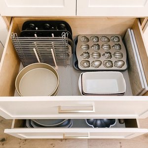 แผ่นรองลิ้นชักกันลื่น กระดาษรองลิ้นชัก แผ่นรองตู้กับข้าว ตู้เสื้อผ้า แผ่นรองแบบไม่มีกาว สำหรับห้องน้ำ ตู้เสื้อผ้า ตู้เย็น ใต้ซิงค์ - Product Image 5