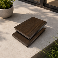 Planches de terrasse en WPC à grain de bois massif pour zones à fort trafic, terrasse extérieure co-extrudée avec dimensions personnalisées et directement de l'usine