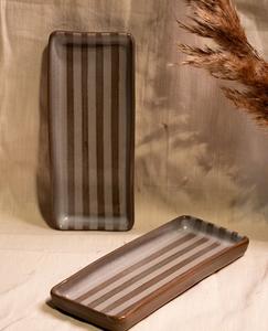 Assiette en céramique artisanale de culture tribale, grès cuite à haute température, motif rayé vert olive, compatible four et micro-ondes, pour desserts et gâteaux - Product Image 1