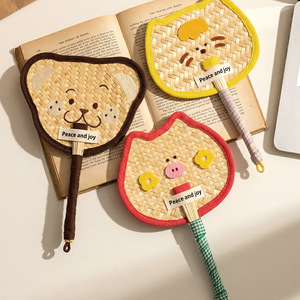 Éventail en paille de blé tressé à la main, motif cochon de dessin animé mignon, élégant et féminin, idéal pour se rafraîchir en été. - Product Image 1