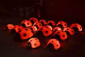 Lampe de nuit LED réaliste en forme de coccinelle personnalisée, avec des ailes qui battent, amusante pour la décoration extérieure du jardin ou de la chambre d'enfant - Product Image 1