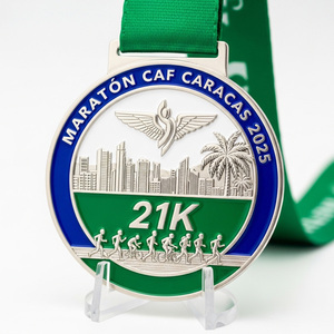 Médaille de finisseur Marathon CAF <span class=keywords><strong>Caracas</strong></span> 2025 21K, motif paysage urbain rond avec figurine ailée en relief et ruban vert, pour événements de demi-marathon - Product Image 1