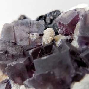 Horloge en fluorite violette naturelle, cristal violet doux, surface polie et lisse, thème bouddhiste, cadeau de remise de diplôme pour la décoration - Product Image 4
