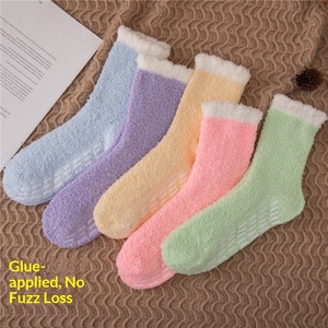 Chaussettes d'hiver pour femmes, antidérapantes, en velours corail, mi-mollet - Product Image 4