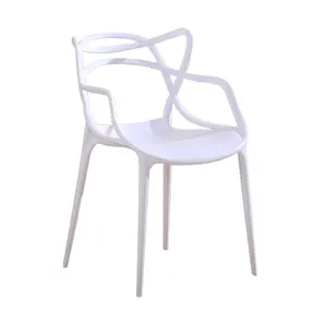 عرض ساخن على كرسي الطعام المصنوع من البلاستيك ذو اللون السائل بتصميم بسيط للمطاعم