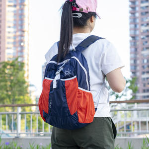 Sac à dos ultra léger pour femme en nylon imperméable à motif géométrique avec bandoulière arquée - Product Image 3