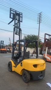 Montacargas Diésel Komatsu Usado Original de 3t/5 Toneladas Fd30/Fd100 4WD con Neumáticos Sólidos para Terreno Accidentado - Product Image 2