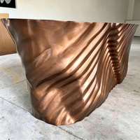 Comptoir de bar en acier inoxydable bronze antique torsadé et rayé sur mesure, bureau de réception irrégulier, table de luxe pour galerie, villa, hôtel