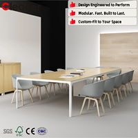 Table de conférence en placage de chêne avec pieds en métal blanc et panneau de sortie rabattable intégré pour bureau de réunion moderne et minimaliste