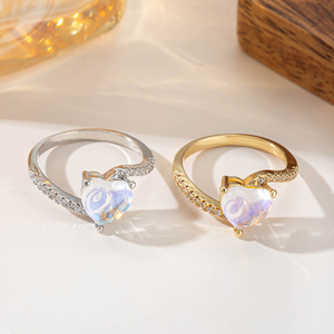 Anillo <span class=keywords><strong>de</strong></span> Corazón Chapado en Oro Deslumbrante con Circonita Cúbica <span class=keywords><strong>de</strong></span> Tres Puntas y Pavé <span class=keywords><strong>de</strong></span> Piedra Lunar Iridiscente, Joyería para <span class=keywords><strong>Mujer</strong></span>, Regalo - Product Image 3