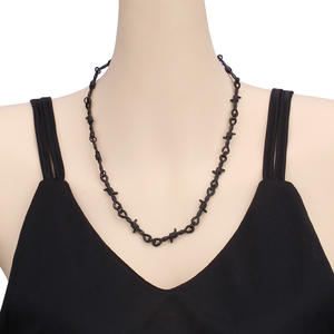 Collar de cadena con púas de aleación de zinc, diseño geométrico, colgante de moda para fiesta - Product Image 1