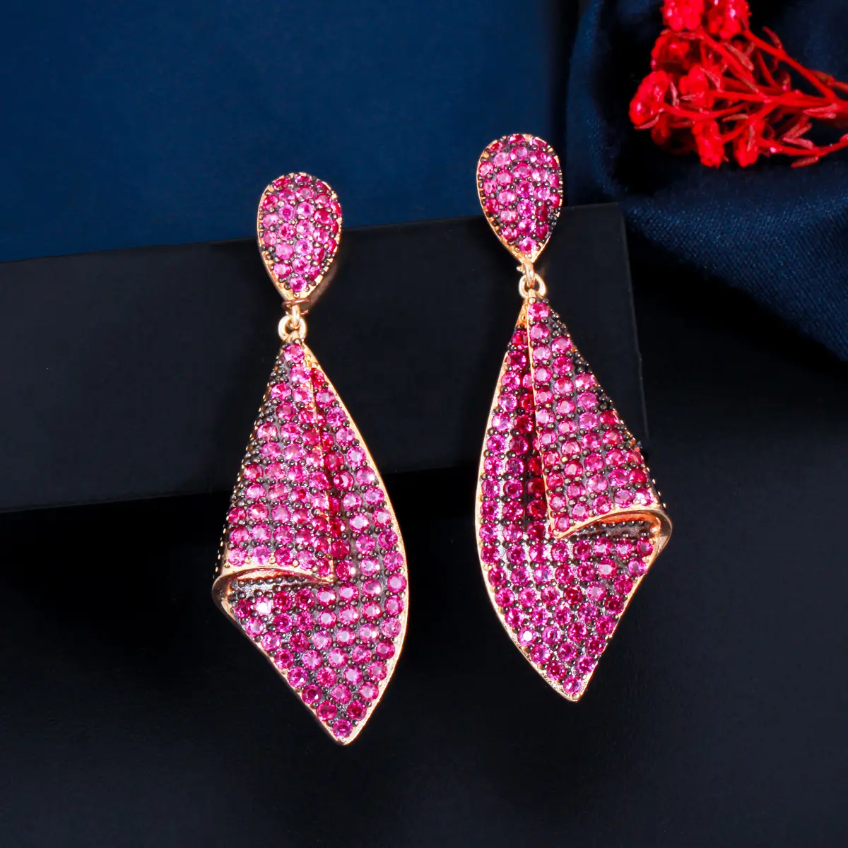 Creatieve Twee Tone Vergulde Micro Pave Hot Pink Rode Zirconia Steen Lange Dangle Drop Oorbellen Voor Vrouwen Merk sieraden