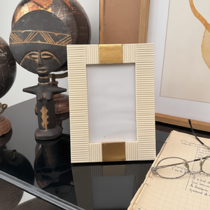 Este marco de fotos tiene una mezcla única de patrones y colores. Y es una pieza decorativa increíble a precio de mayorista - Product Image 1