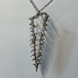 Conjunto de Joyería Gótica Abstracta Hecha a Mano con Colgante de Sirena, Collar con Perlas, Anillo Decorativo de Metal Líquido con Forma de Cuerno y Anillos de Alabastro - Product Image 6