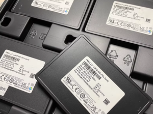 Sam PM9A3 3.84TB UK. <span class=keywords><strong>2</strong></span> PCIe 4.0 NVMe Enterprise SSD MZQL23T8HCLS-00A07 - Product Image 2