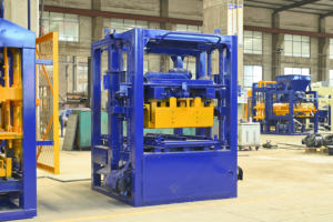 Máquina Semiautomática para Fabricar Bloques de Hormigón QT4-26 (con Molde de Cemento) - Product Image 3