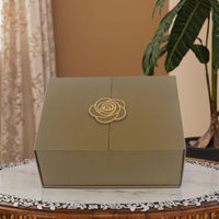 Boîte cadeau pliable dorée avec logo personnalisé, design nœud et fermeture magnétique pour emballages de mariage, d'entreprise et de marques haut de gamme