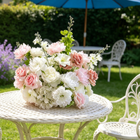 Arrangement de fleurs artificielles en rose rouge bordeaux et blanche, centre de table floral en soie pour la décoration de table de mariage et d'allée d'église