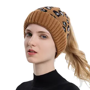 时尚女性针织帽子豹纹设计Carhartt Beanie马尾帽，适合女性户外时尚保暖连衣裙