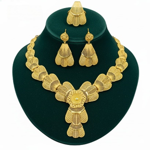 ชุดเครื่องประดับแฟชั่น 4 ชิ้น ประกอบด้วยสร้อยคอสวยหรู สร้อยคอแบบซาตัวร์ และสร้อยคอแบบแผ่น สำหรับใส่ในชีวิตประจำวัน - Product Image 6