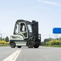 Elektrischer 2,5-Tonnen-Sitzstapler für Innen- und Außenbereiche mit geschlossener Kabine, Klimaanlage, 3-stufigem Mast und 3m Hubhöhe