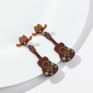 Pendientes creativos de mezclilla dulce fresco acrílico impreso vaquero escopeta mano guitarra pendiente para mujer regalo de amante de la música - Product Image 6