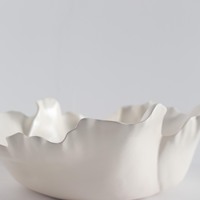 Moderne matte beige afwerking, delicate met de hand aangebrachte geruite patronen, keramische chocolade- en fruitserveerschaal & -kom voor cadeaus