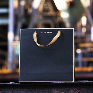 Bolsa de Papel de Lujo Negra para Compras con Logotipo Impreso - Product Image 3
