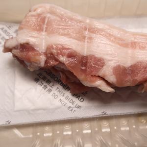 Almohadillas Absorbentes de Humedad de Grado Alimenticio, Económicas, de Película de PE Blanca/Negra para Empacar Vegetales, Carne y Aves - Para Uso Doméstico y para Impresión - Product Image 3